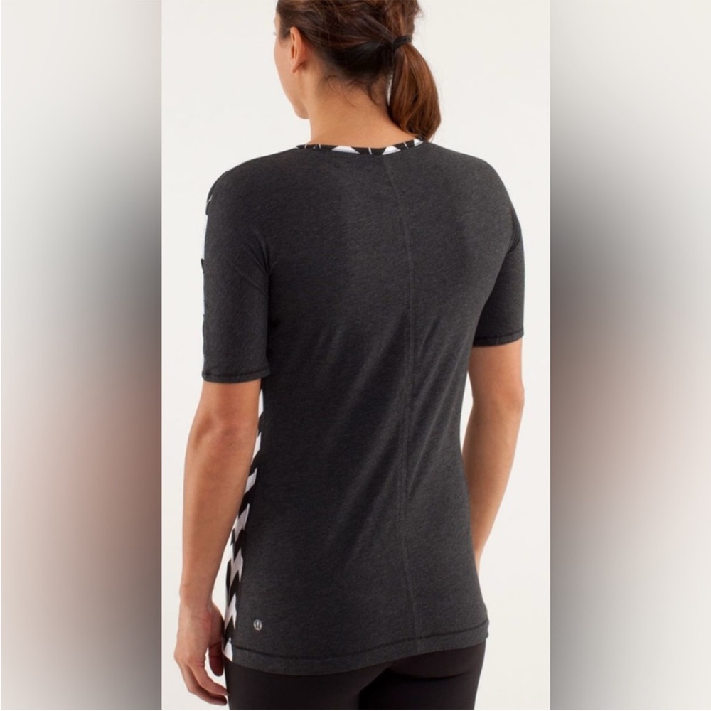 Lululemon Devotion Tee 🖤🤍 - Picture 4 of 7